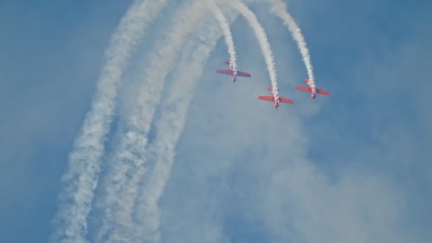 29 Ağustos 2019 Moskova, Rusya: Rus Hava Kuvvetleri - Ön pervaneleri havada uçan ve yoğun duman akışı serbest bırakarak bir gösteri gerçekleştiren üç askeri jet - bir döngü gerçekleştirerek — Stok video