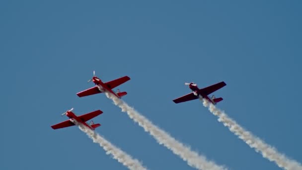 29 Ağustos 2019 Moskova, Rusya: Rusya Hava Kuvvetleri - Havada uçan ve yoğun duman akışı ile gösteri yapan ön pervaneli üç askeri renkli jet — Stok video
