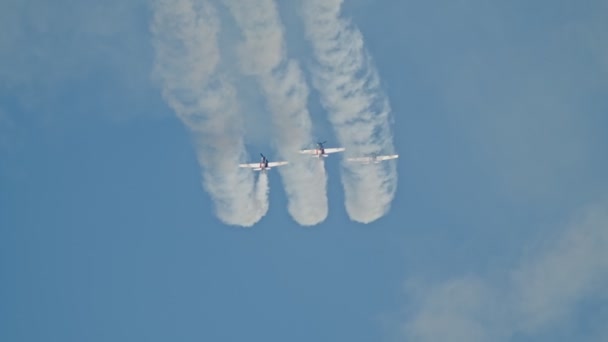 29 Ağustos 2019 Moskova, Rusya: Rus Hava Kuvvetleri - Gökyüzünde uçan ve yoğun duman akışı serbest bırakarak bir gösteri gerçekleştiren ön pervaneli üç jet - senkronize bir şekilde döngüiçinde uçuyor — Stok video