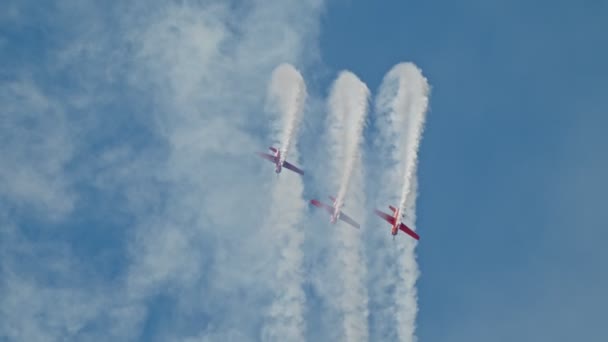 29 augustus 2019 Moskou, Rusland: Russische luchtmacht-drie rode militaire jets met voorste propellers vliegen in de lucht en het uitvoeren van een show met het vrijgeven van zware stroom van rook — Stockvideo