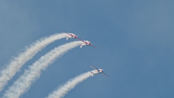 29 Ağustos 2019 Moskova, Rusya: Rus Hava Kuvvetleri - Ön pervaneleri havada uçan ve duman akışı serbest bir gösteri gerçekleştiren üç kırmızı askeri jet - döngü içinde uçan — Stok video