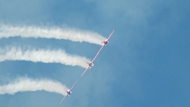 29 8月 2019 モスクワ, ロシア: ロシア空軍 - 前面プロペラが空を飛んで、煙の重い流れを解放してパターンを実行する3つの赤い軍用ジェット機 — ストック動画