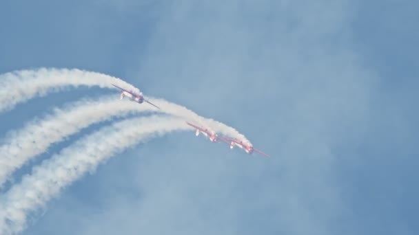 29 8月 2019 モスクワ, ロシア: ロシア空軍 - 煙の重い流れを解放して空にパターンを実行するフロントプロペラを持つ3つの赤い軍用ジェット機 — ストック動画
