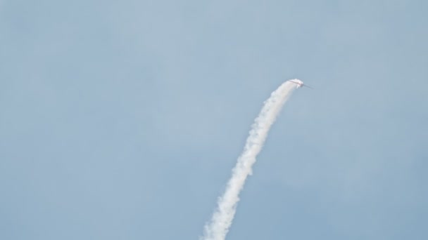 29 augusti 2019 Moskva, Ryssland: ryska flygvapen-röd militär spruta ut med beklär propellern avslutar ett mönstrar i skyarna med att frigöra skurkroll strömmer av röker — Stockvideo