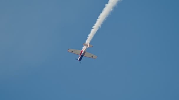 29 Ağustos 2019 Moskova, Rusya: Rus Hava Kuvvetleri - Ön pervaneli kızıl ordu jeti, yoğun duman akımıyla gökyüzünde bir deseni tamamlıyor — Stok video