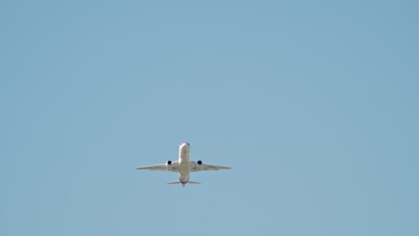 30. August 2019 Moskau, Russland: Ein großer weißer Passagier fliegt in den klaren Himmel - suchoi superjet100 — Stockvideo