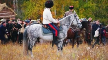 Rusya, Tataristan Cumhuriyeti 30-09-2019: 1917 'de Rusya' daki askeri operasyonların yeniden yapılandırılması - insanlarla çevrili bir alan - at üzerinde duran bir adam
