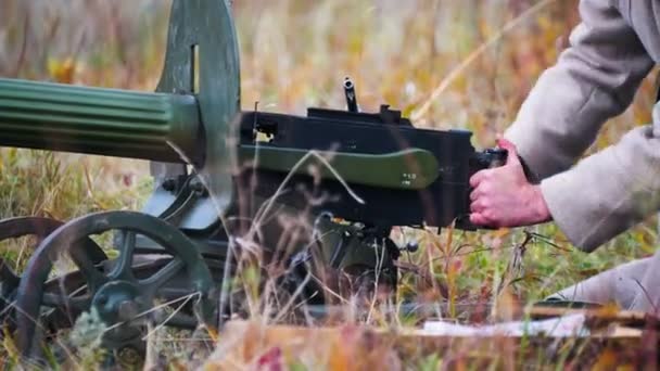 Ein Militärmann, der die Position eines Maschinengewehrs festlegt — Stockvideo