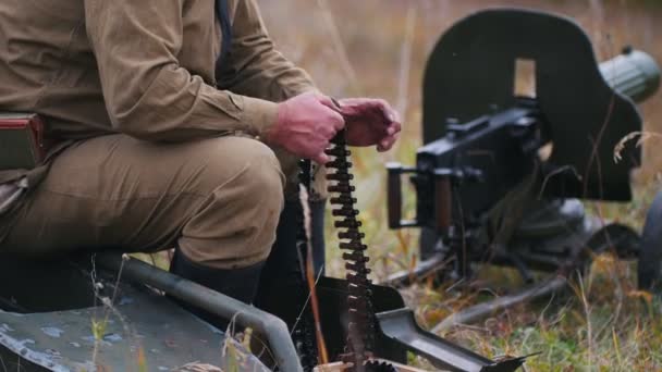 РОССИЯ, РЕСПУБЛИКА ТАТАРСТАНА 30-09-2019: Солдат готовит боеприпасы для заряда в пулемете - ставит меценатов на свои места — стоковое видео