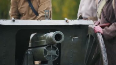Bir asker tarlaya makineli tüfek yerleştirdi.