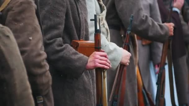 Mannen soldaten in warme jassen in de rij met geweren - herfsttijd — Stockvideo