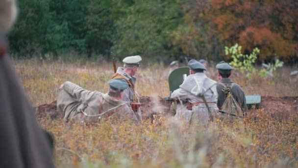 Soldati anziani seduti sul campo e che parlano tra loro - ora d'autunno — Video Stock