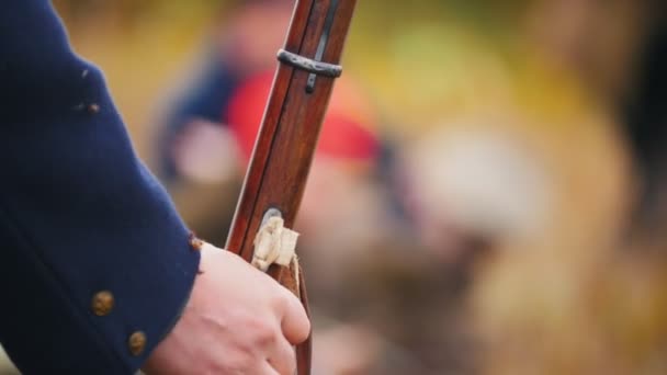 Un hombre soldado sosteniendo un arma — Vídeos de Stock