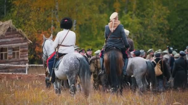 Zgromadzenie wojskowe - obszar otoczony przez żołnierzy - dwóch mężczyzn stojących na koniach na polu — Wideo stockowe