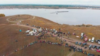 Rusya, Tataristan Cumhuriyeti 30-09-2019: 1917 'de Rusya' daki askeri operasyonların yeniden yapılandırılması - insanlar büyük bir sıra halinde - yeniden inşaatın yakınına park edilmiş bir çok araba - sonbahar manzarası