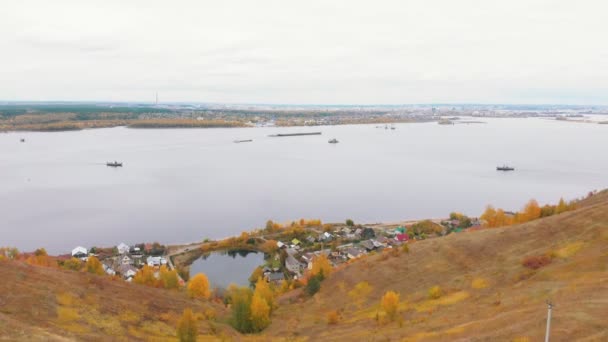 Краєвид села на узбережжі річки — стокове відео