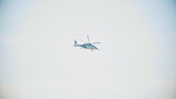 29 Srpen 2019 Moskva, Rusko: Vojenská lehká barevná helikoptéra letící na obloze směrem k ranveji — Stock video