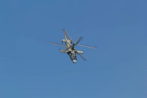 2019 년 8 월 29 일: 러시아 모스크바에서 2 쌍의 날개가 푸른 하늘을 날고 있는 군용 헬리콥터 — 스톡 사진