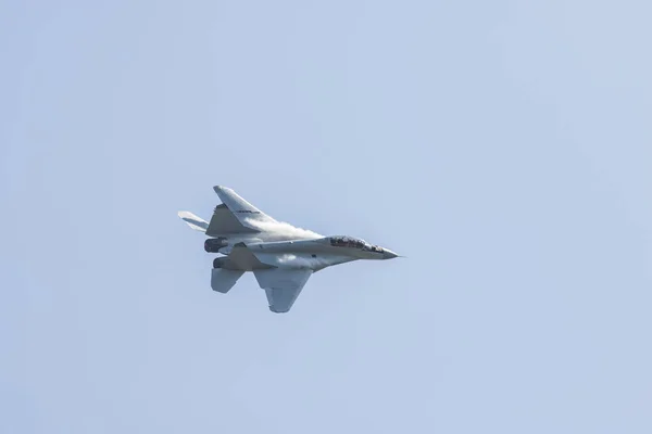 29 AGOSTO 2019 MOSCÚ, RUSIA: Avión de combate reactivo volando - liberando el humo — Foto de Stock