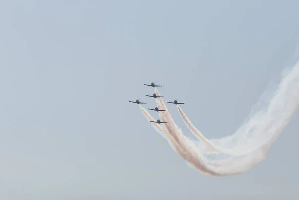 29 AUGUST 2019 MOSCOW, RUSSIA: Six military reactive jets performing a show leaving smoke marks in the sky - flying up — Stockfoto