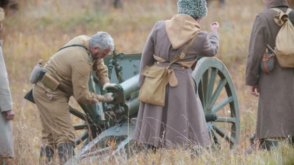 Rusland, Republiek Tatarstan 30-09-2019: Een reconstructie van militaire operaties in Rusland in 1917 - Soldaten zetten het kanongeweer neer op het slagveld — Stockvideo