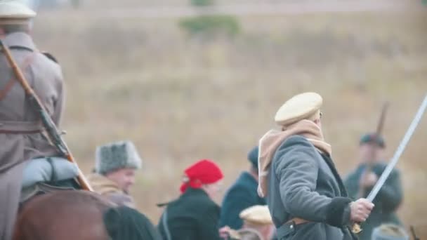 Rusland, Republiek Tatarstan 30-09-2019: Een reconstructie van militaire operaties in Rusland in 1917 - Een militair met een zwaard op het paard op een gouden veld — Stockvideo