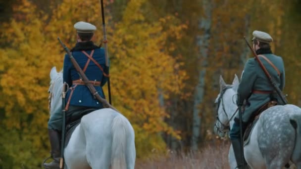 俄罗斯鞑靼斯坦共和国30-09-2019：1917年俄罗斯军事行动的重建- -两名军人骑马前往秋天的森林 — 图库视频影像