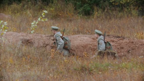 Rusland, Republiek Tatarstan 30-09-2019: Een reconstructie van militaire operaties in Rusland in 1917 - jonge soldaten in jassen op het slagveld — Stockvideo