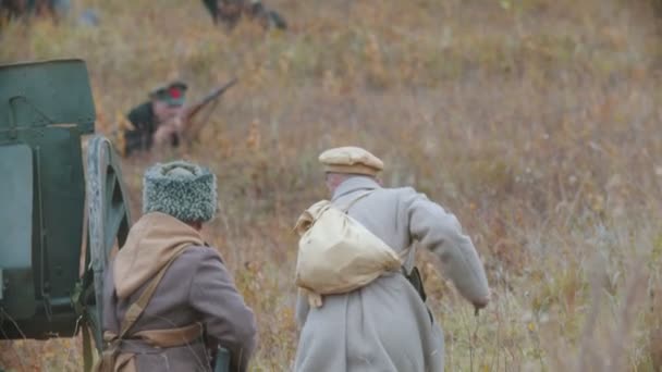 Kilku żołnierzy celujących i strzelających siedząc w schronisku - działania wojenne — Wideo stockowe