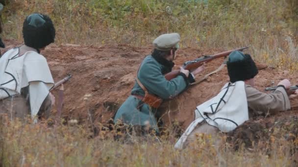 Rusko, Tatarská republika 30-09-2019: Rekonstrukce vojenských operací v Rusku v roce 1917 - Několik vojáků v zákopech připravených ke střelbě - Provádění nepřátelských akcí — Stock video