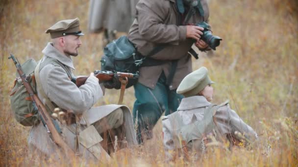 Rusland, Republiek Tatarstan 30-09-2019: Een reconstructie van militaire operaties in Rusland in 1917 - een man fotograaf loopt weg van de soldaten acteurs — Stockvideo