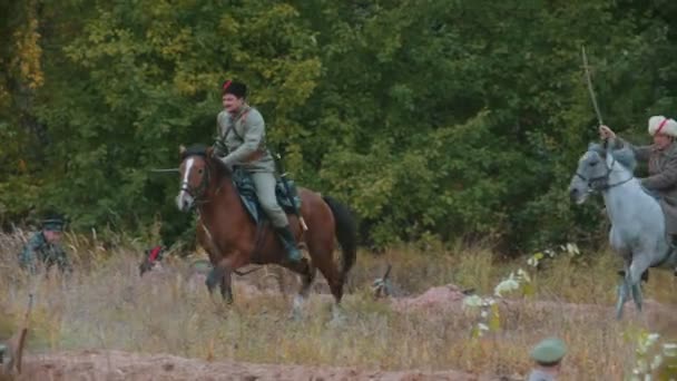 RUSSIE, RÉPUBLIQUE DU TATARSTAN 30-09-2019 : Une reconstruction des opérations militaires en Russie en 1917 - Deux militaires à cheval tenant des épées — Video