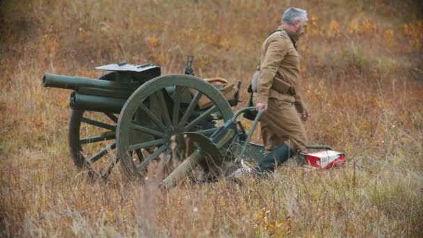 Rusko, Tatarská republika 30-09-2019: Rekonstrukce vojenských operací v Rusku v roce 1917 - Voják, který postavil na zem kulomet — Stock video