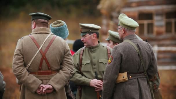 Rusko, Tatarská republika 30-09-2019: Rekonstrukce vojenských operací v Rusku v roce 1917 - dospělí vojáci stojící na hřišti a mluvící — Stock video