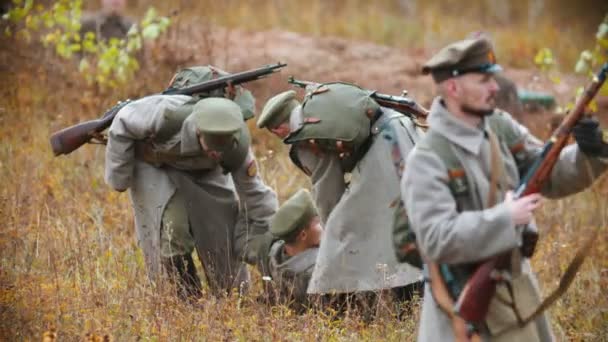 ロシア、タタールスタン共和国30-09-2019: 1917年にロシアでの軍事作戦の再建-敵対行為を行う-兵士は戦場から彼らの仲間をドラッグします — ストック動画