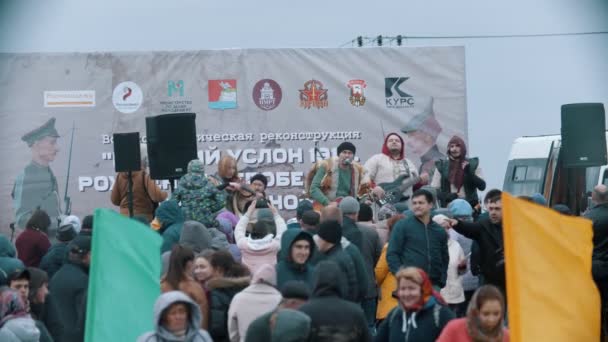 RUSSIA, REPUBBLICA DEL TATARSTAN 30-09-2019: Una band musicale che suona strumenti sul palco del festival all'aperto — Video Stock