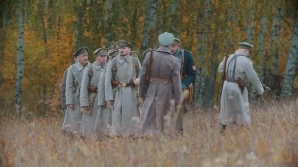 Ryssland, Republiken Tatarstan 30-09-2019: En rekonstruktion av militära operationer i Ryssland 1917 - Soldater står i rad och lyssnar på sin befälhavare - salut gest — Stockvideo