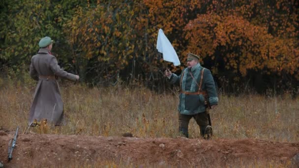 Rusland, Republiek Tatarstan 30-09-2019: Een reconstructie van militaire operaties in Rusland in 1917 - commandant neemt witte vlag af als teken van verzoening — Stockvideo