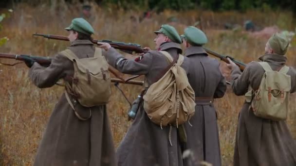 Rusland, Kazan 30-09-2019: Een reconstructie van militaire operaties in Rusland in 1917 - Het uitvoeren van vijandelijkheden - Soldaten in de rij met geweren en gericht op de vijand — Stockvideo