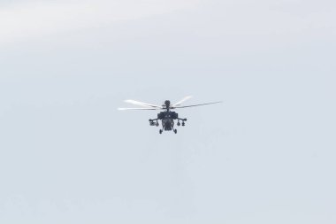 29 Ağustos 2019 Moskova: Gökyüzünde uçan askeri bir koyu yeşil helikopter