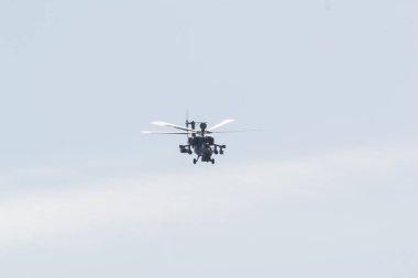 29 Ağustos 2019 Moskova: Askeri koyu yeşil bir helikopter gökyüzünde farları açık uçuyor - ön görüş