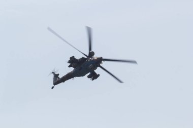 29 Ağustos 2019 Moskova, Rusya: Askeri koyu yeşil bir helikopter gökyüzünde farları açık uçuyor - alttaki görüş