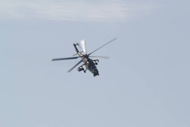29 Ağustos 2019 Moskova: Gökyüzünde farları açık bir askeri karanlık helikopter - ön görüş