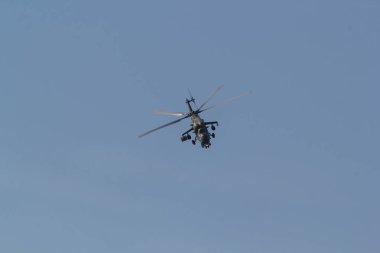 29 Ağustos 2019 Moskova: Gökyüzünde uçan küçük bir askeri helikopter