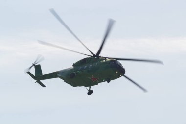 30 Ağustos 2019 Moskova: Gökyüzünde uçan altta kırmızı yıldız bulunan yeşil askeri boyalı helikopter