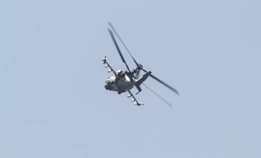 29 Ağustos 2019 Moskova: Rus Hava Kuvvetleri - Gökyüzünde uçan iki bıçaklı bir askeri helikopter