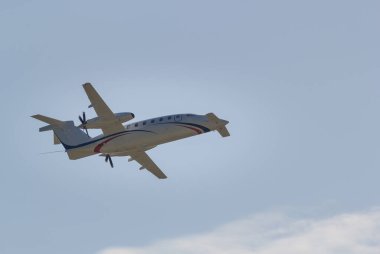 30 Ağustos 2019 Moskova: Yan pervaneleri havada uçan küçük bir yolcu uçağı