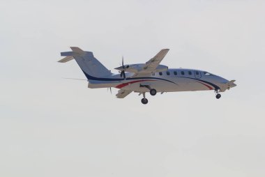 30 Ağustos 2019 Moskova: Yan pervaneleri bulutlu gökyüzünde uçan küçük bir yolcu uçağı - yan görüş