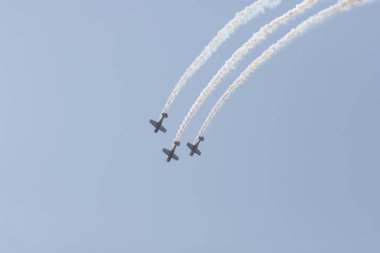 29 Ağustos 2019, Moskova: Rus Hava Kuvvetleri - Üç askeri jet havada uçuyor ve duman izi bırakan bir gösteri sergiliyor