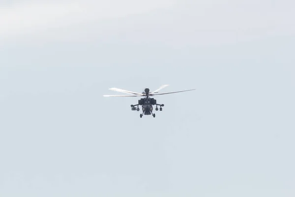 29 Αυγούστου 2019 Μόσχα, Ρωσία: Ένα στρατιωτικό σκούρο πράσινο ελικόπτερο που πετάει στον ουρανό - front view — Φωτογραφία Αρχείου